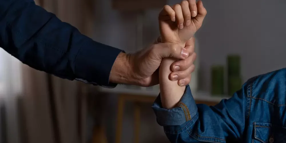 Agosto Lilás: o que diz a lei sobre violência doméstica em condomínios?